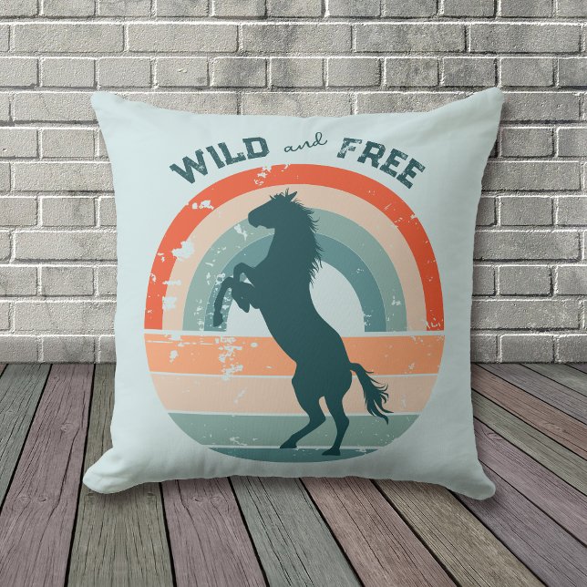 Rearing Blue Horse Retro Rainbow Vild Free Kudde (Skapare uppladdad)