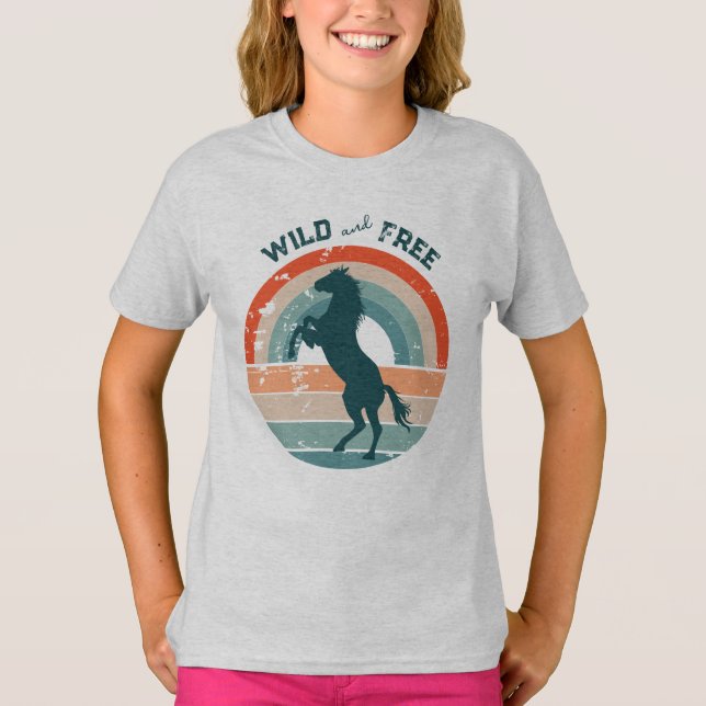 Rearing Blue Horse Retro Rainbow Vild Free T-Shirt (Framsida)