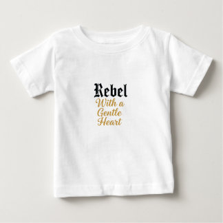 Rebel med en snygg hjärttypografi t shirt