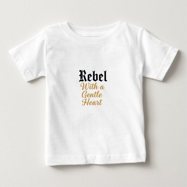 Rebel med en snygg hjärttypografi t shirt (Framsida)