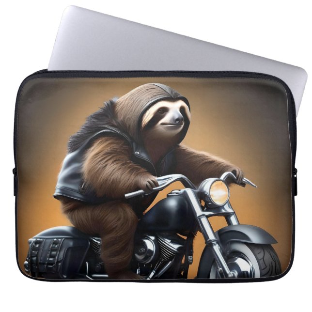 Rebel Sloth: En läderklädd Sloth Riding Motorcycle Laptop Fodral (Framsidan)