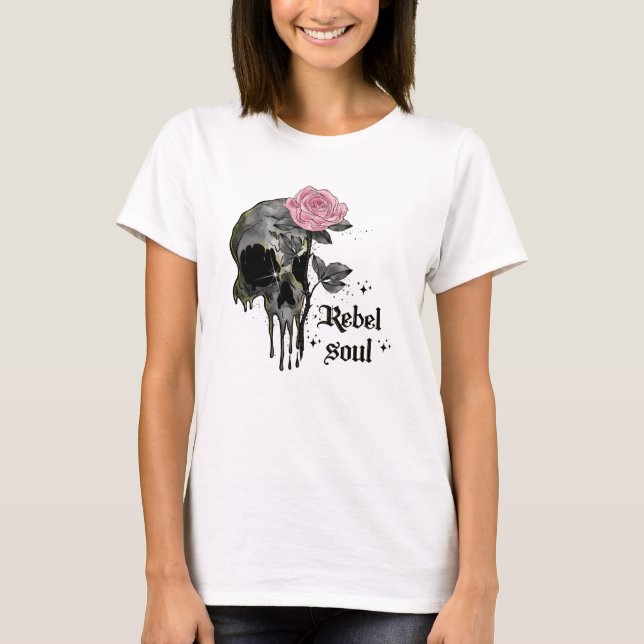 Rebel Soul - Gothic Skull med Rosa ros T Shirt (Framsida)