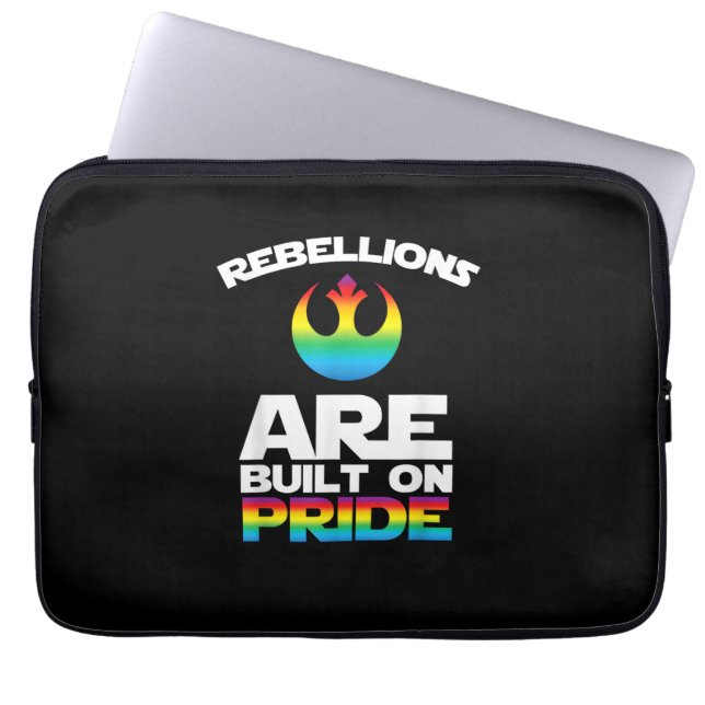 _Rebellisioner är Byggt på Pride_ Gay pride T-Shir Laptop Fodral (Framsidan)