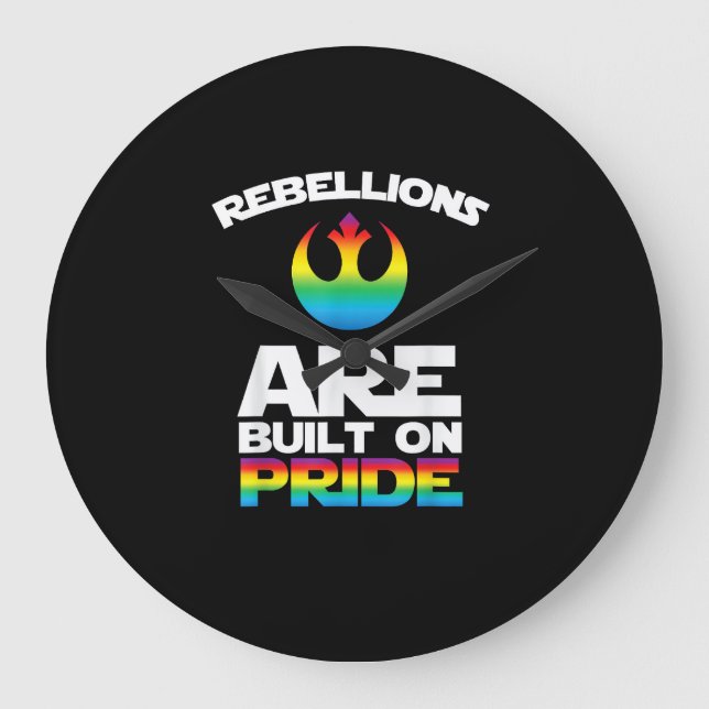 _Rebellisioner är Byggt på Pride_ Gay pride T-Shir Stor Klocka (Framsida)