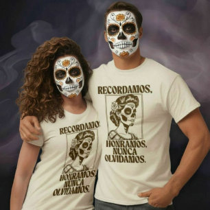 Recordamos Honramos Nunca Olvidamos Día de Muertos T Shirt