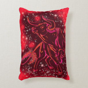 Red Accent Pillow Bull under Starry Natt Prydnadskudde