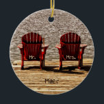 Red Adirondack Beach Ordförande Rustic Julgransprydnad Keramik<br><div class="desc">Herr och fru bröllop Adirondack är strandordförande i Julgran. Land-gåvan av stil till de nya västarna. Brun burgundi,  modern,  chic,  trendig,  unik. Upphovsrätt Marg Seregelyi Fotography.</div>