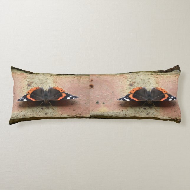 Red Admiral Butterfly Body Pillow Kroppskudde (Framsidan)