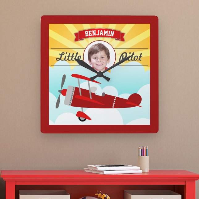 Red Airplan Little Pilot Namn Photo Kids Room Fyrkantig Klocka (Skapare uppladdad)
