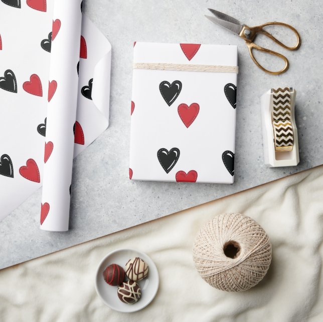 Red and Black Valentine Hearts on White Presentpapper (Hantverk)