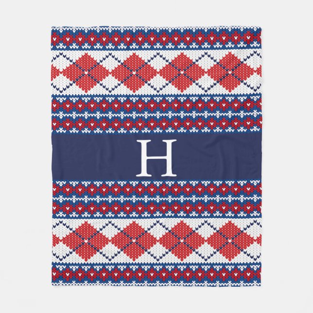 Red and Blue Fair Isle Nordic Argyle Monogram Fleecefilt (Framsidan)