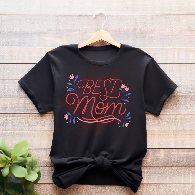 Red and Blue Illustrated Best Mamma T-shirt (Skapare uppladdad)