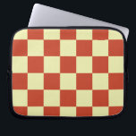 Red and Cream Checkered Laptop Fodral<br><div class="desc">En smart körsbärsröd och gräddkontrollerad mönster,  geometrisk och enkel,  men färg ge har en känsla av stollig & vintage fantasi.</div>