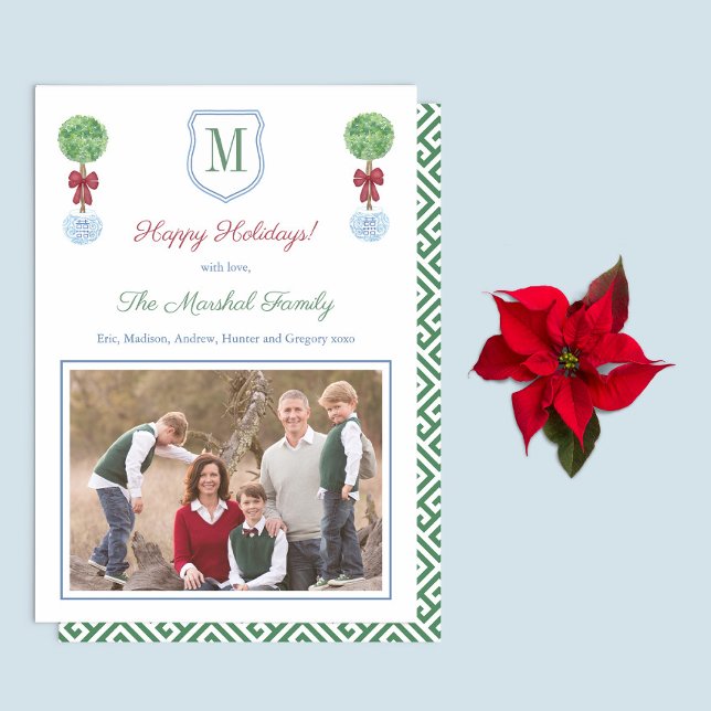 Red and Grönt Family Monogram Glad helg Photo Julkort (Red & Green Boxwood Topiary Monogram family picture holidays card with green white greek key reverse)