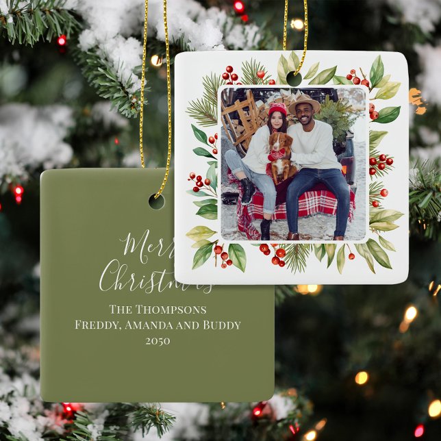 Red and Grönt Foliage Photo jul Julgransprydnad Keramik (Christmas tree ornament decor with red and green winter foliage. )