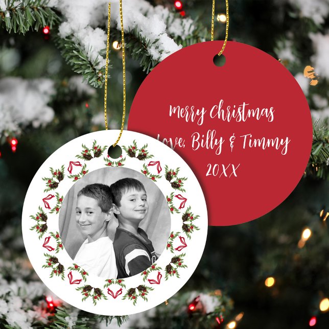 Red and Grönt God jul Photo Anpassningsbar Julgransprydnad Keramik (Classic Christmas photo wreath ornament template. )