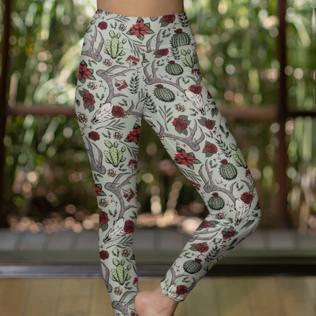 Red and Grönt Land Cowgirl Hjort Skull & Antlers Leggings (Southwestern Hand Drawn Pattern. Reindeer Skulls, Red Roses, Cactus Plants, Poinsettias. Sage Green)