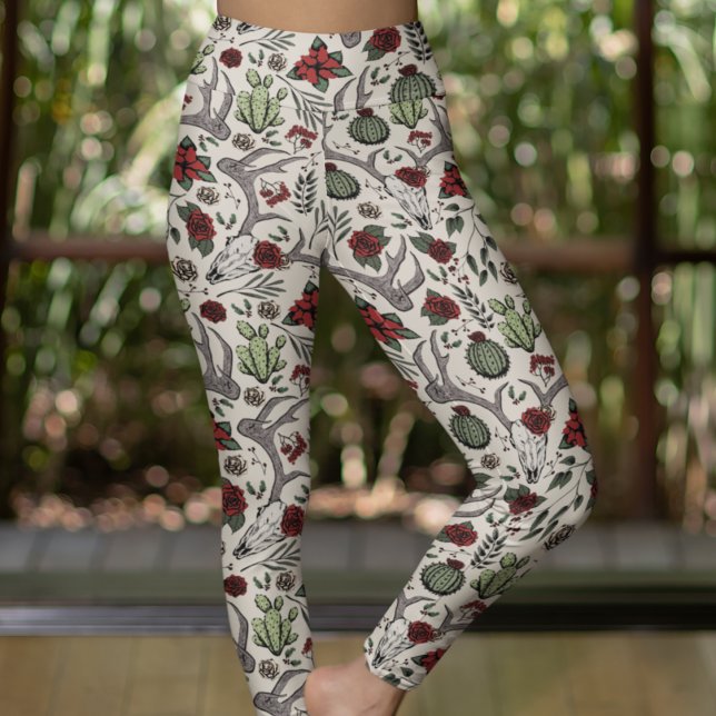 Red and Grönt Land Cowgirl Hjort Skull & Antlers Leggings (Southwestern Hand Drawn Pattern. Reindeer Skulls, Red Roses, Cactus Plants, Poinsettias on Cream.)