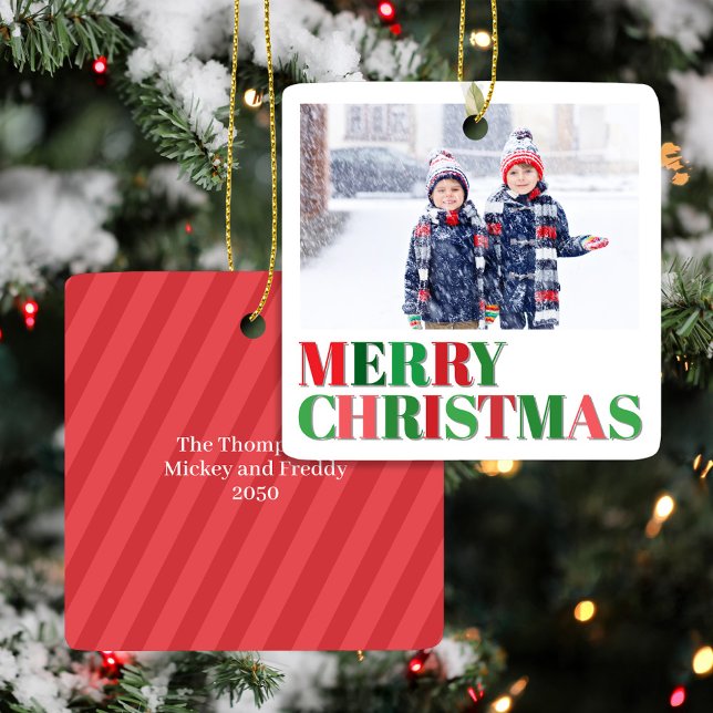 Red and Grönt Modern Photo Anpassningsbar Julgransprydnad Keramik (Merry Christmas Red and Green Typography Photo Ornament.)