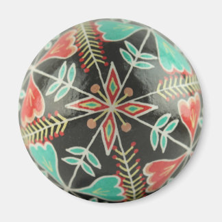 Red and Grönt Pysanka Flowers Round Magnet