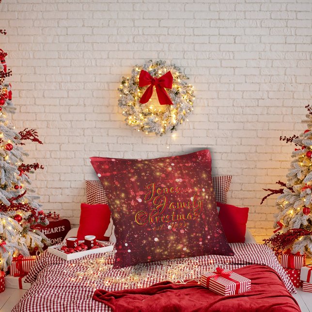 Red and Guld Dreamy Gnistra Family jul Kudde (Red and gold glamor on your family name Christmas pillow:
"___ Family Christmas")