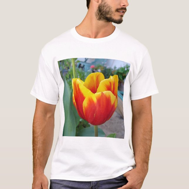 Red and Gult Tulip blommigt Garden Photo T Shirt (Framsida)