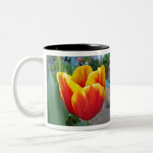 Red and Gult Tulip blommigt Garden Photo Två-Tonad Mugg