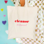 Red and Rosa Bold Typography Bridesmaid Bröllop Tygkasse<br><div class="desc">Modern och chic personlig tote bags gör det möjligt att ta fram välkommna säckar och gåvor för bröllopsfest av mutor.</div>