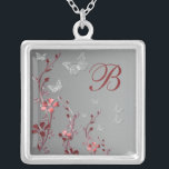 Red and Silver Blommigt Monogrammed Necklace Silverpläterat Halsband<br><div class="desc">Den här röda halsen och silver blommigt med silver-fjärilar och monogram matchar bröllopsinbjudan som visas nedan och skulle ge en underbar gåva till dina brudtärnor,  maid of honor och blomflicka. Byt bara "B" till spelar ingen roll början du behöver.</div>