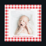 Red and White Gingham Check Baby Birthdate Magnet<br><div class="desc">En tuff röd och vit gingham-kontroll är ett charmerande sätt att ram ett foto av nyfödd bebis och fira ankomsten med en kvadratmagnet med namn och födelsedatum. Gör den här magneten i baby för en ny förälder,  mor- och farföräldrar och familj eller vänner.</div>