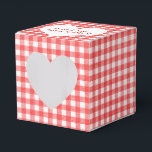 Red and White Gingham with Heart Favbox Presentaskar<br><div class="desc">Vitt hjärta med nylodrat namn på röd och vit gingham bakgrund.</div>