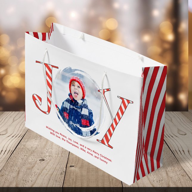 Red and White jul Joy Anpassningsbar (Christmas Joy Typography Photo Large Gift Bag. With red and white candy cane stripes.)