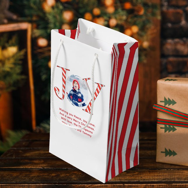 Red and White jul Joy Personlig (Red and white striped holiday joy typography small gift bag.)