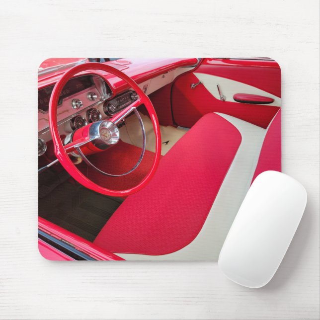 Red and White Old Car Insida Musmatta (Med mus)