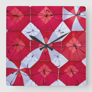 Red and White Open Parbrella Ceiling Fyrkantig Klocka