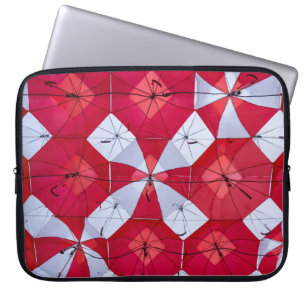 Red and White Open Umbrellas Laptop Fodral