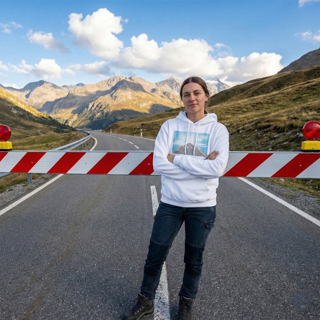 Red and White Road Barrier blockerad åtkomst T Shirt (Skapare uppladdad)
