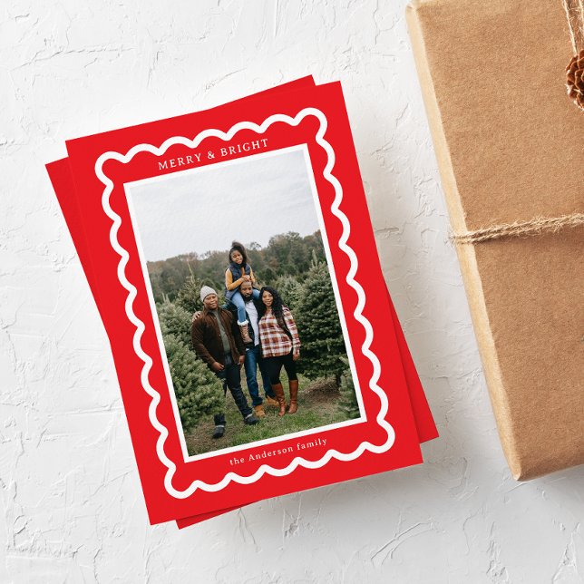 Red and White Simple Scallop Julkort (red Christmas holiday family photo card with simple modern text and white scalloped frame)