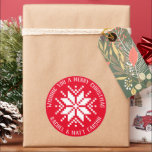 Red and White Sticka Snowflake-julgåva Runt Klistermärke<br><div class="desc">En roligt utöver helgdag presentemballering eller helgdag dessa,  runda,  personligens julklistermärken,  har ett budskap om glädje,  ditt namn och en sticka-trötare inspirerade till snöflummel.  de mysiga och festliga synpunkterna på gåvor av bakad bra,  inslaget presenter,  flaskor och så mycket mer,  medan anpassningsbarnas text markerar tillfälle på ett personligt sätt.</div>