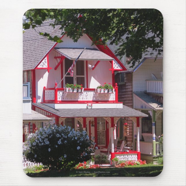 Red and White Victorian - Martha's Vineyard Musmatta (Framsidan)