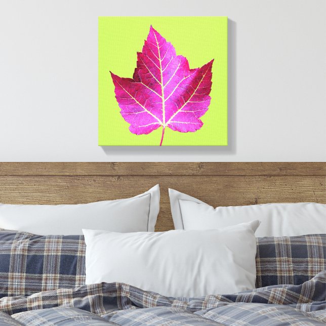 Red Autumn Maple Leaf on Green Background Canvastryck (Insitu (sovrum))