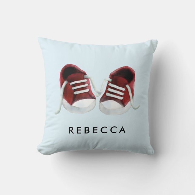 Red Baby Sneakers Pillow, med Namn, för Nursery Kudde (Framsida)