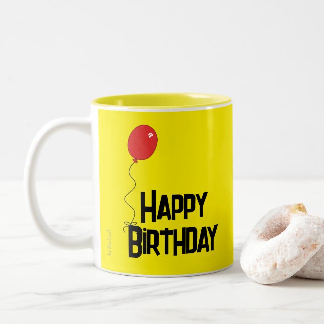 Red Balloon Happy Birthday Yellow Mug Två-Tonad Mugg (Med munk)