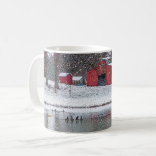 Red Barn i Snö Painterly Coffee Mugg
