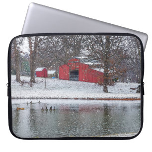 Red Barn i Snö Painterly Laptop Fodral