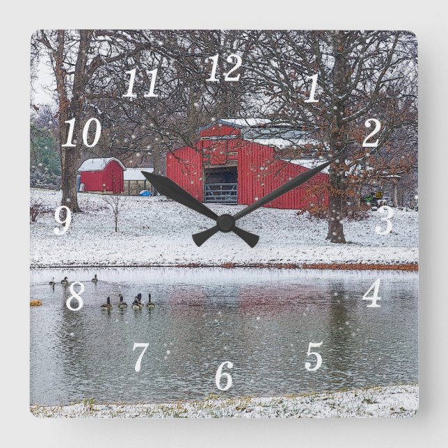 Red Barn in Snö Painterly Wall Clock Fyrkantig Klocka (Framsida)