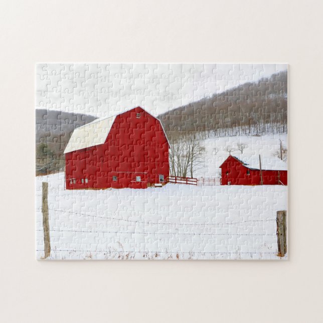 Red Barns in a Snowy Winter Scene Family Roligt Ti Pussel (Horisontell)