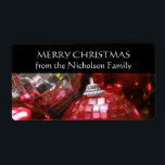 Red Baubles 'Family'-presentetikett för märkre sva Fraktsedel<br><div class="desc">Snyggtens presentetikett med märkre med en samling glittrande röda julbalkar och silver, svart bakgrund och vit text. Ett rött, silver, svart och vitt anpassade som du kan anpassa med din egen text, bilder och dina idéer. Det är enkelt att ändra texten med hjälp av mallen eller klicka på knappen Anpassa...</div>