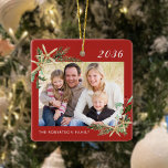 Red Beach Starfish Family Photo jul Julgransprydnad Keramik<br><div class="desc">Den här stranden inspirerade till julprydnad med fläckfri bakgrund och vit text gör en underbar årlig helgdag som lätt kan anpassas för en unik gåva med foto- och textmallarna. Helgdag vattenfärgsspikar av holly, gräs och stjärnfisk i två hörn ram fotot på båda sidor. Kontakta mig genom Zazzle- Chattan om du...</div>