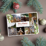 Red Berries Greenery Photo Collage God jul Julkort<br><div class="desc">Blommigtens fotokollage julkort med grå vrickor med vita blommor och röda bär med sex foton av din familj i ett vitt ram. Önska dina vänner och familj i God jul med den här blommigten med rött bärgningsgrej, fotokollage julkort med sex familjefotor som skrivs ut tillsammans med ditt namn och året,...</div>